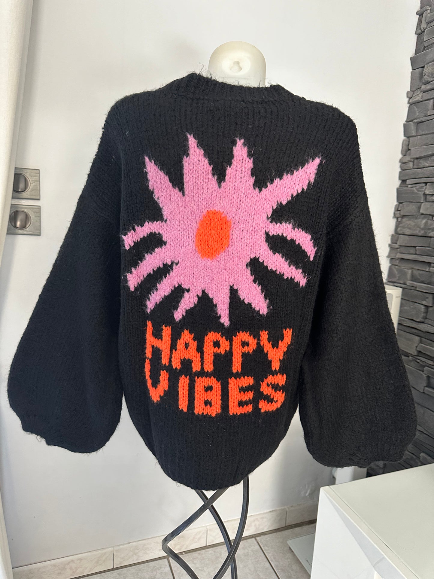 Pull Happy noir (taille unique jusqu'au 46/48)